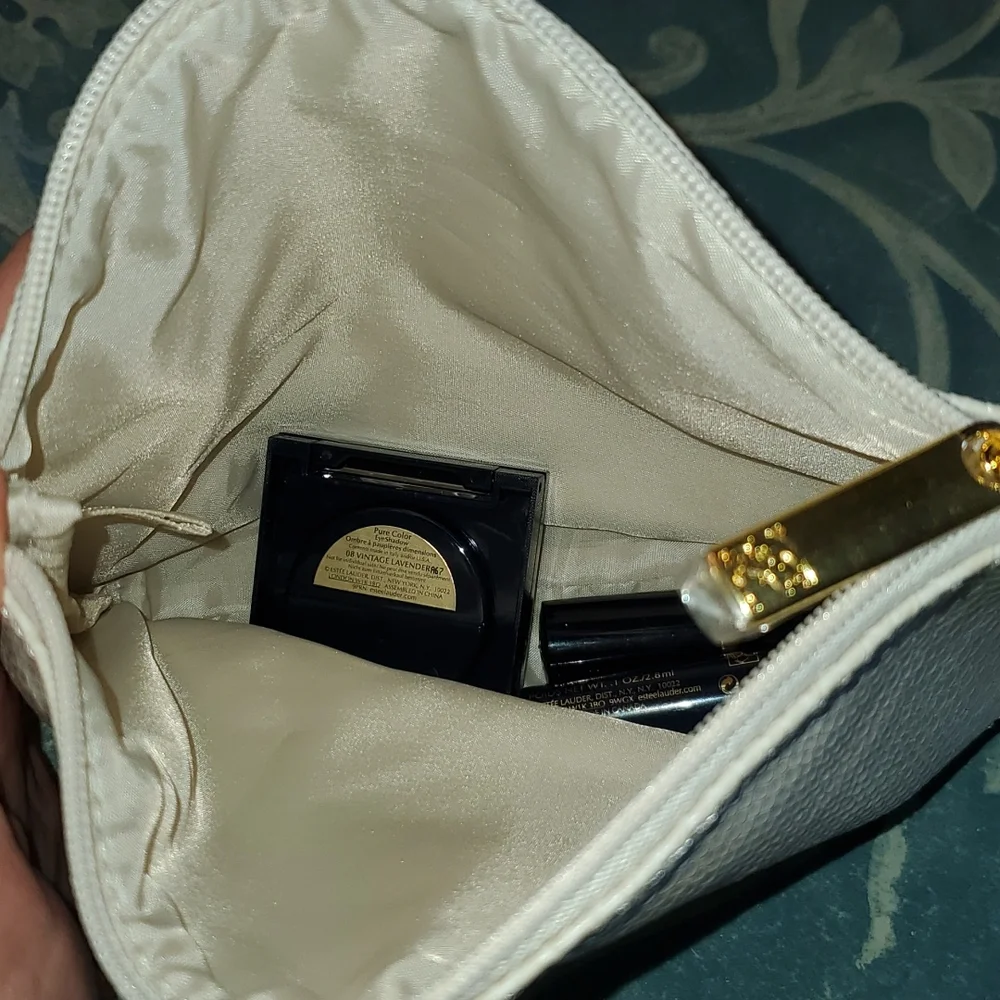 ⭐️⭐️⭐️BRAND new makeup Brand new beige pouch